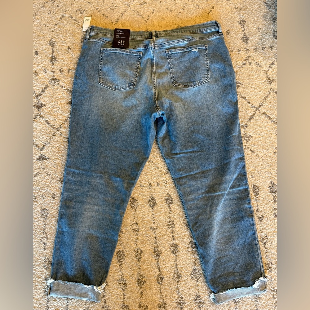 GAP Women's Mid Rise Girlfriend Jeans - Picture 2 of 5